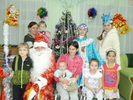 Предновогодняя поездка Деда Мороза в Колпашевскую больницу и Тогурский детский дом