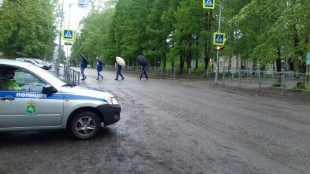 Сотрудники Госавтоинспекции напомнили пешеходам правила поведения на дороге в дождь Сотрудники Госавтоинспекции напомнили пешеходам правила поведения на дороге в дождь