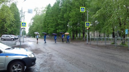 Сотрудники Госавтоинспекции напомнили пешеходам правила поведения на дороге в дождь Сотрудники Госавтоинспекции напомнили пешеходам правила поведения на дороге в дождь