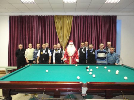 Дед Мороз дарит призы Дед Мороз дарит призы