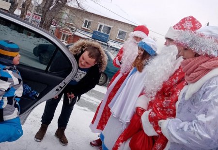 Шествие дедов морозов и снегурочек Шествие дедов морозов и снегурочек