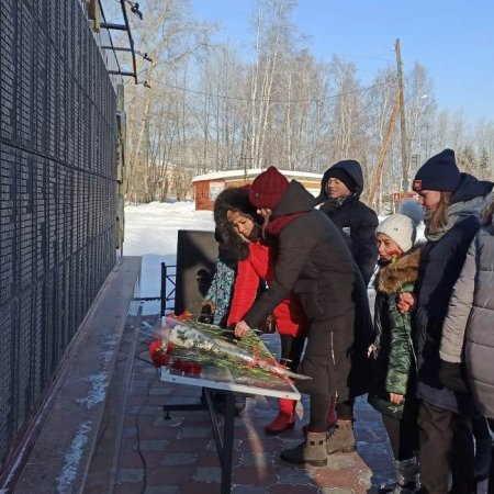 Волонтеры молодёжного центра возложили цветы к памятнику Воину-освободителю