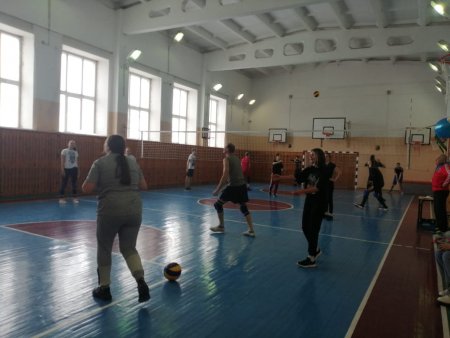 11 апреля 2021 на базе Тогурской средней школы. Инструктор по спорту Сергей Романов провел  среди смешанных команд по волейболу  среди занимающихся.