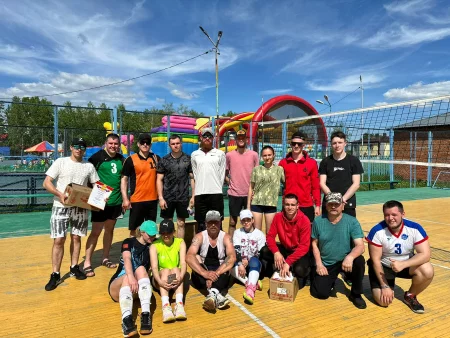Турнир по волейболу среди смешанных команд в честь дня России